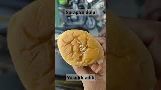 sarapan dulu ya adik adik dengan roti 