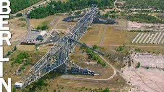 Klettern an der gigantischen Abraum-Förderbrücke F60 dem liegenden Eiffelturm der Lausitz