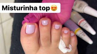 Misturinha de esmaltes nas unhas dos pés