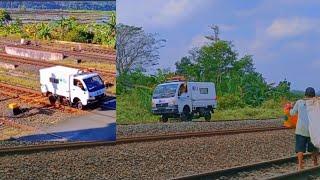 dikira ambulance lewat jalur kereta ternyata emang kereta mirip ambulance