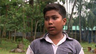 Young volunteer pitches in to help Rohingya refugees