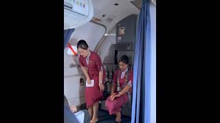 Moment Pramugari Lion Air Duduk dan Memakai Sabuk Pengaman dalam Pesawat Sebelum Mendarat