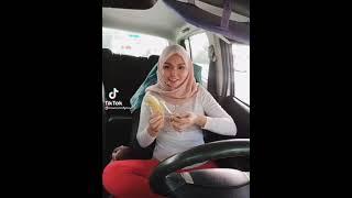 Tante cantik ini makan pisangnya bikin greget habis makan pisang gak mau pulang maunya di goyang