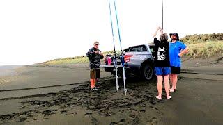 Surfcasting Muriwai beach - Prt 1 trying to find that bank that produces the goods tips & tricks