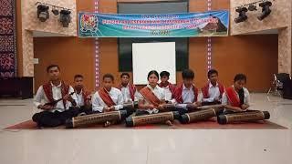 ANAK SANGGAR SIMBELIN MEMAINKAN ALAT MUSIK TRADISIONAL KARO Keteng keteng dan kulcapi.