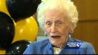 105-year-old woman receives singing telegram for birthday