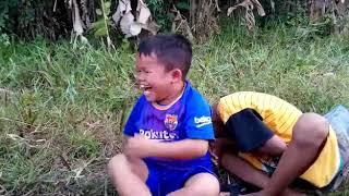 Anak kecil tertawa paki baju barcelona