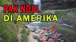 ADA PAK NDUL DI AMERIKA SEDANG MERENUNG DI DEKAT AIR TERJUN