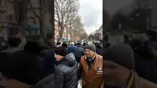 В Херсоне рашисты начали избивать местного парня вся толпа стала на защиту гражданского с криками