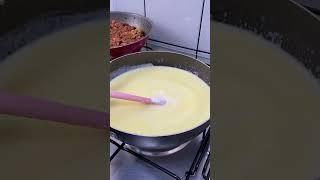  Macarronada de molho vermelho e molho de queijo. Ingredientes na descrição do vídeo