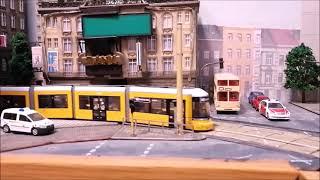 H0 Modelleisenbahn - Straßenbahnanlage Fahrvideo und Tram Spotting  Berlin model trams in service