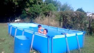 Mi hermano en la piscina con un niño desnudo