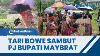 Tarian Bowe sambut Penjabat Bupati Maybrat Bernhard Rondonuwu Kabupaten Maybrat Papua Barat