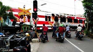 RAILINK  Perlintasan Kereta Api KRL - KA Bandara Jalan Karya Grogol