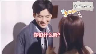 Behind the scene when he got shy #cdrama 毕雯珺拍吻戏笑到捶墙# 电视剧《世界微尘里》吻戏拍摄现场花絮，毕雯珺害羞到转身捶墙×n次，不仅捶墙还捶自己，好可爱