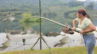 FULL VIDEO the girls many ways of catching fish on the lake. Alone life.