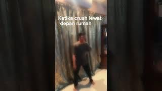 ekspresi ketika crush lewat depan rumah