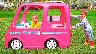 Vlad e Nikita andam no carro da Barbie para acampar