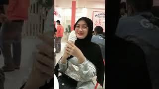 ketika wanita makan es krim