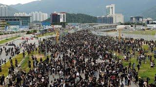 Proteste gegen China Demonstranten blockieren Hongkonger Flughafen