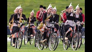 Bicycling Dutch marching band performs in Michigan