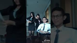 Goyang hot di kantor