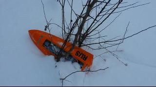 Радиоуправляемая лодка плавает по снегу  RC boat floating on the snow