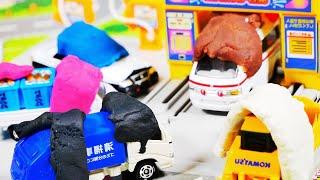 はたらくくるまたちが洗車場でキレイになるよ しゅつどう前に砂場でかくれんぼ！ パトカーや救急車、消防車、ショベルカー、ブルドーザーが登場！ トミカとのりもののおもちゃの寸劇 子供向け動画