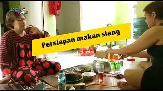 BUNDA SEDANG MEMPERSIAPKAN MAKAN SIANG BERSAMA UWA DI RUMAHNYA DENGAN NASI LIWET LAGI