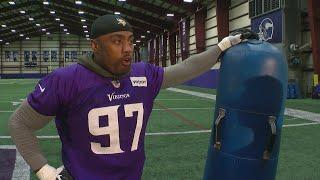 Everson Griffen Shows Us His Favorite Moves