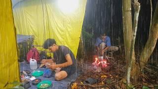 Camping was hit by heavy rain overnight building a warm shelter in the middle of the jungle - ASMR