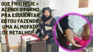 Que frio hoje.+ acendi o forno pra esquentar + estou fazendo uma almofada de retalhos.