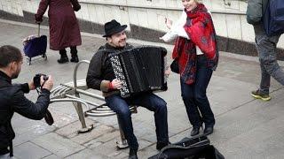 Russian famous accordion player earned more playing in metro than American famous violinist БАЯН