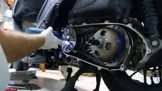 How to change the DRIVE BELT of Honda Forza 300 Como cambiar la correa en scooter