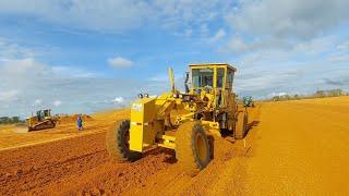 Motoniveladora cat 140k e trator jhon deere 6150j trabalhando