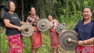 Tradisi Ritual Adat Suku Dayak Iban Kalimantan Memberi Mandi Pertama Kali Anak KEcilBayi Di Sungai