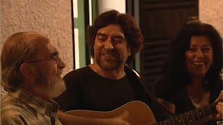 Ángel González con Joaquín Sabina y Almudena Grandes cantando Poco a Poco