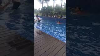 Berenang di hotel Santika