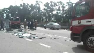 Truck accident in Klang Highway Spill laptop on road