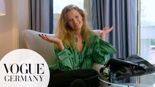 Toni Garrn öffnet ihre Tasche – mit Hausmeister-Schlüsselbund & Andenken an Oma  In The Bag  VOGUE