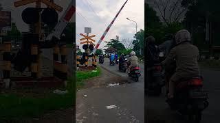 momen alarm perlintasan berhenti berbunyi saat pengendara motor melintas #shorts