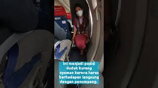 Cara Pramugari Duduk Dekat Jendela Darurat