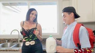 Ariella Ferrera Borrowing Milk From My Neighbor - Mom is Hungary