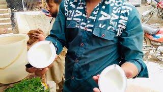 The man cutting coconut how skill fully  Amazing cutting skill  #cuttingskills #foodie