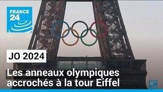 JO 2024  les anneaux olympiques accrochés à la tour Eiffel • FRANCE 24