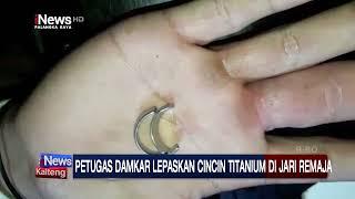 PALANGKA RAYA PETUGAS DAMKAR LEPASKAN CINCIN TITANIUM DI JARI REMAJA