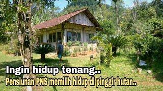 Menikmati masa tua bersama suami Pensiunan pns ini hidup bahagia di pinggiran hutan.