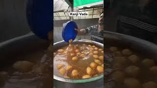 Indirapuram ka famous kanji vada  Delhi best streetfood  #kanji #streetfood #shorts