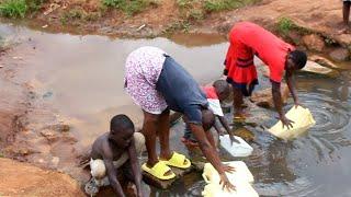 Yino ensulo omukyala owenkunamye tafuna maazi.Basoka kutama tebasaga baganywa nebisolo teri ayamba.