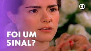 Sinal? Luna espeta dedo em rosa e tem mau pressentimento 🩸  Alma Gêmea  TV Globo